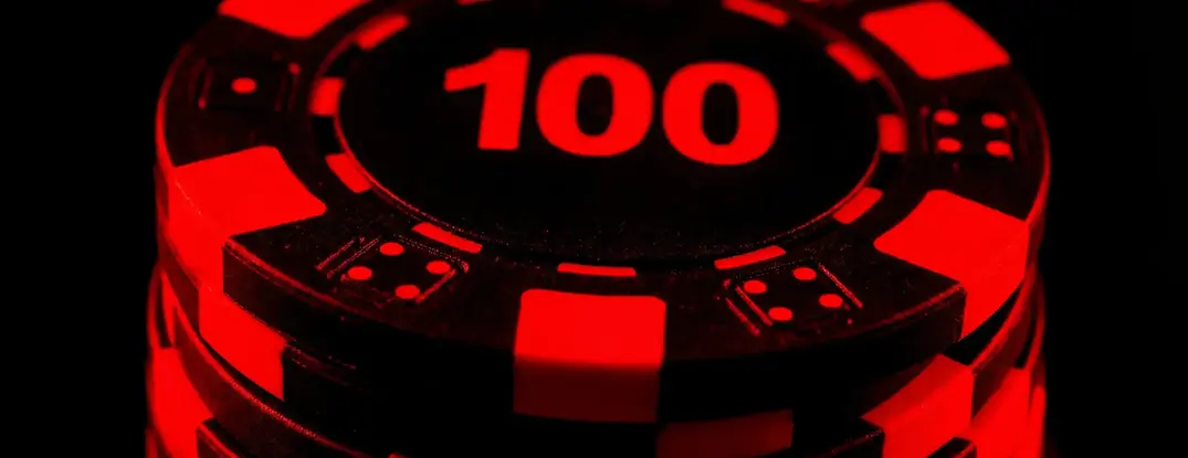 Fichas de casino de Bodog en rojo sobre fondo negro